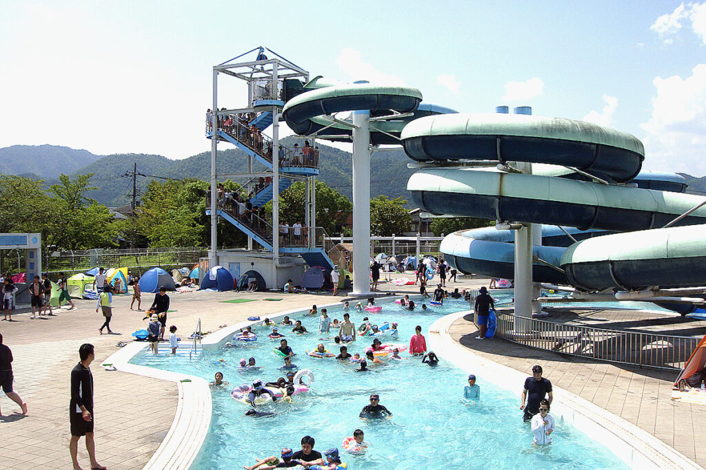 亀岡運動公園プール（かめぷー）※当館からお車で約10分