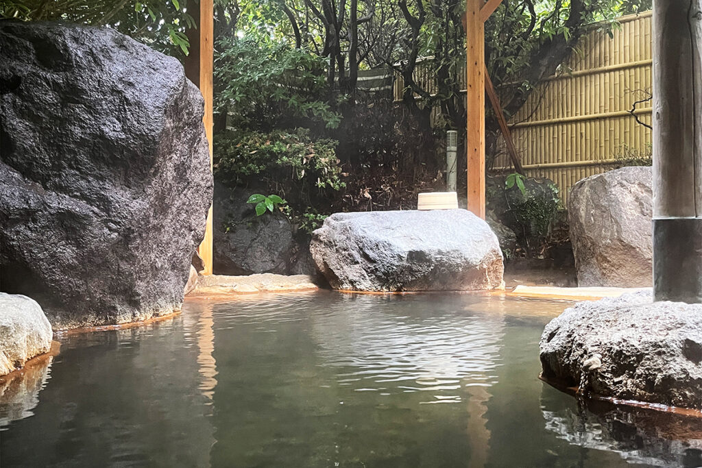 源泉かけ流しの庭園露天風呂