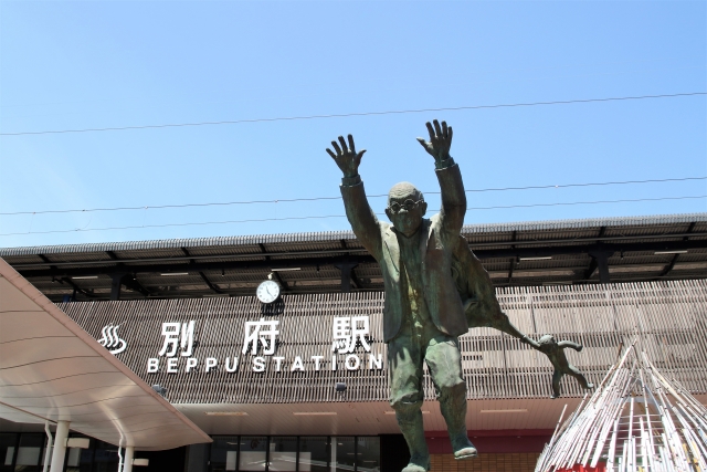 Jr別府駅東口と油屋熊八像